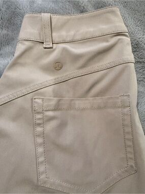 lululemon athletica women’s Light Tan Performance Chinosy